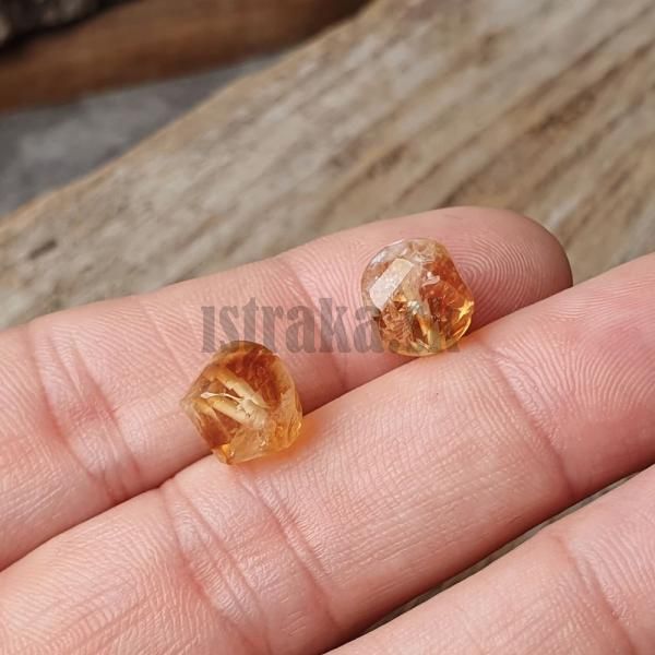 koralka-z-prirodneho-mineralu-citrin-10mm-twist-vybrus-brusena-leskla-zlta-medovozlta-